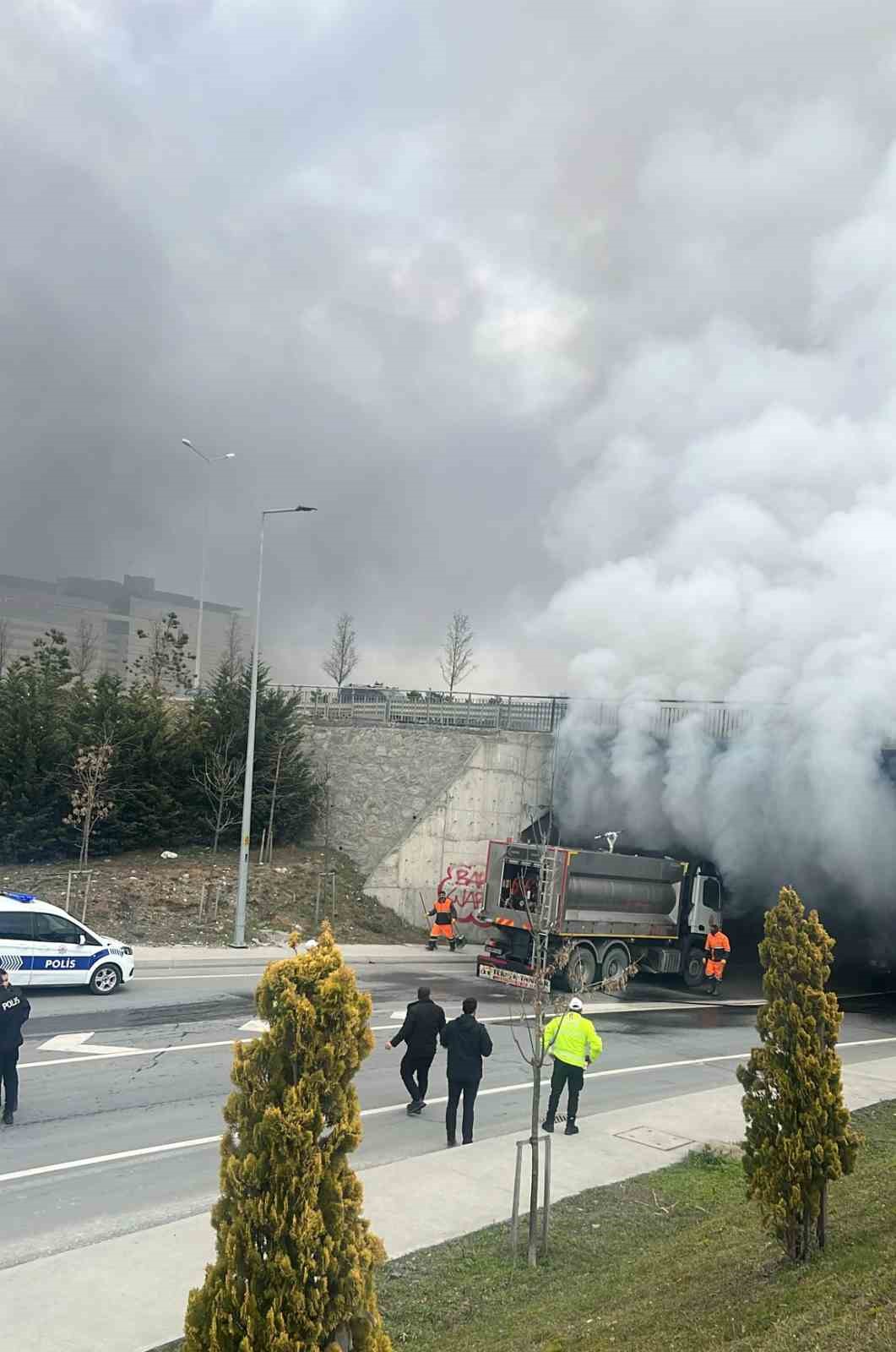 Başakşehir Çam ve Sakura Şehir Hastanesi girişinde otobüste bilinmeyen bir nedenle yangın çıktı. Olay yerine itfaiye ekipleri sevk edildi.
?v=1