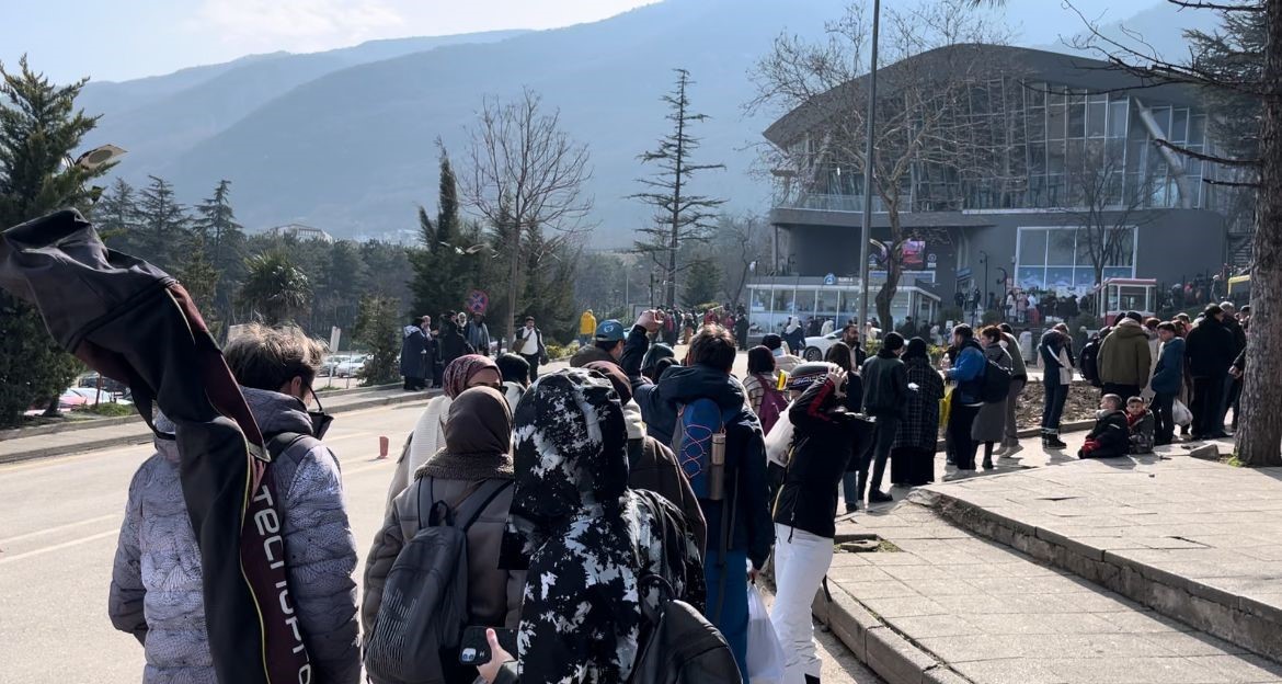 Teleferik arıza yapınca metrelerce kuyruk oluştu... Saatlerdir bekliyorlar
?v=1