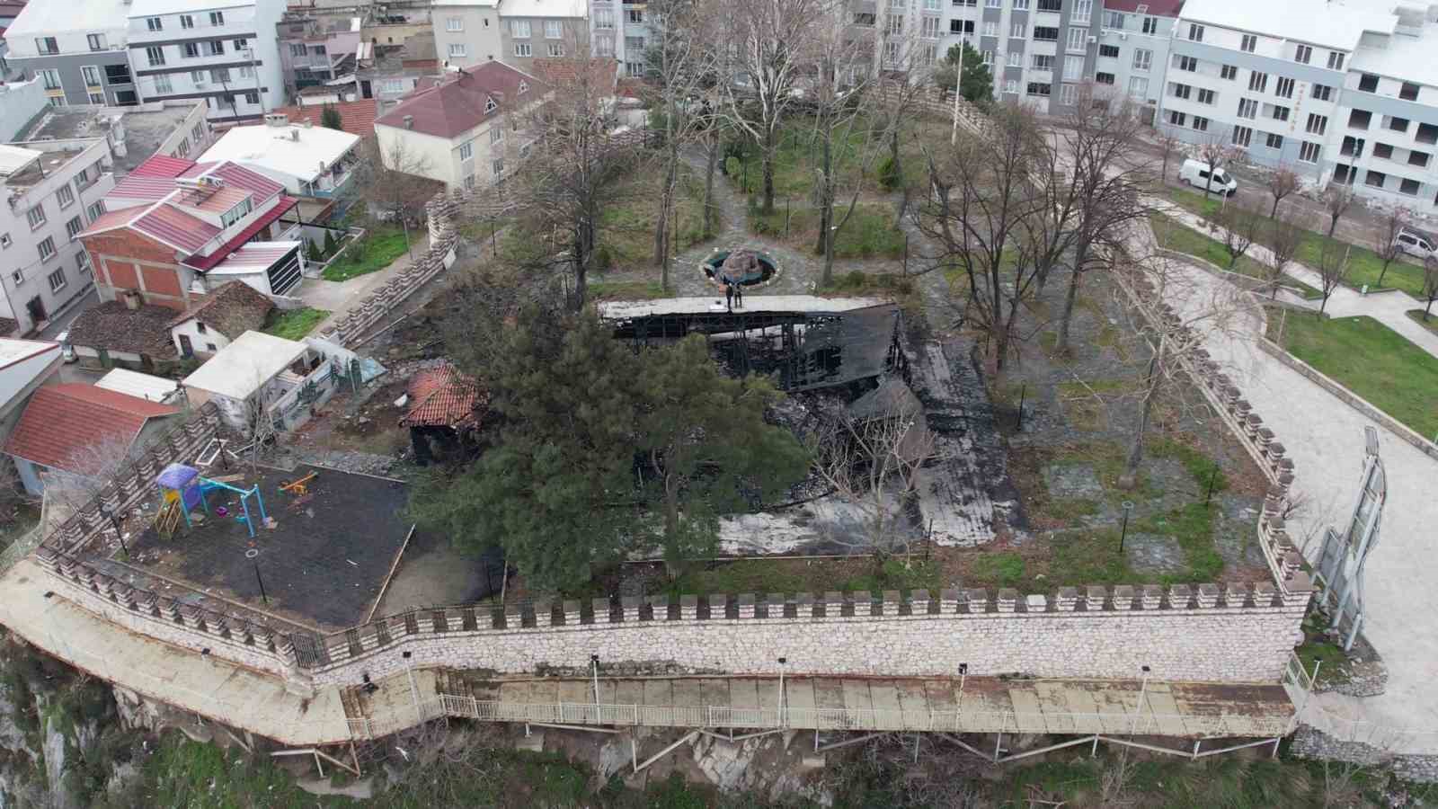 Yangın çıkan tarihi kalenin son görüntüsü yürekleri burktu
?v=1