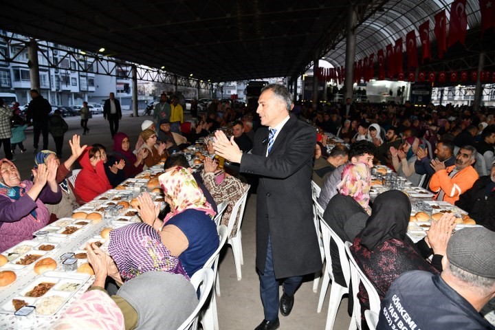 Osmaniye’de, ihtiyaç sahibi 7 bin 500 kişiye evlerinde sıcak yemek ikramı yapılacak
?v=1