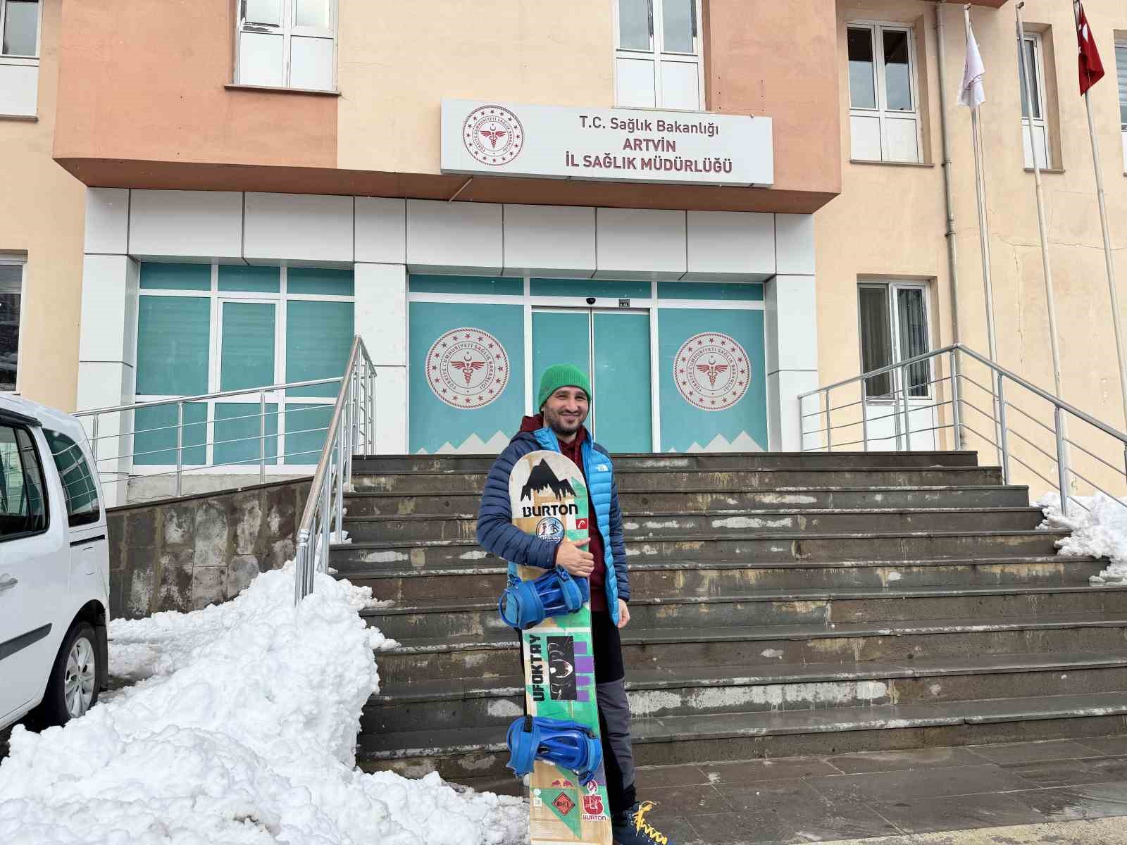 Karla kaplı yolda işine snowbordla kayarak gitti
?v=1