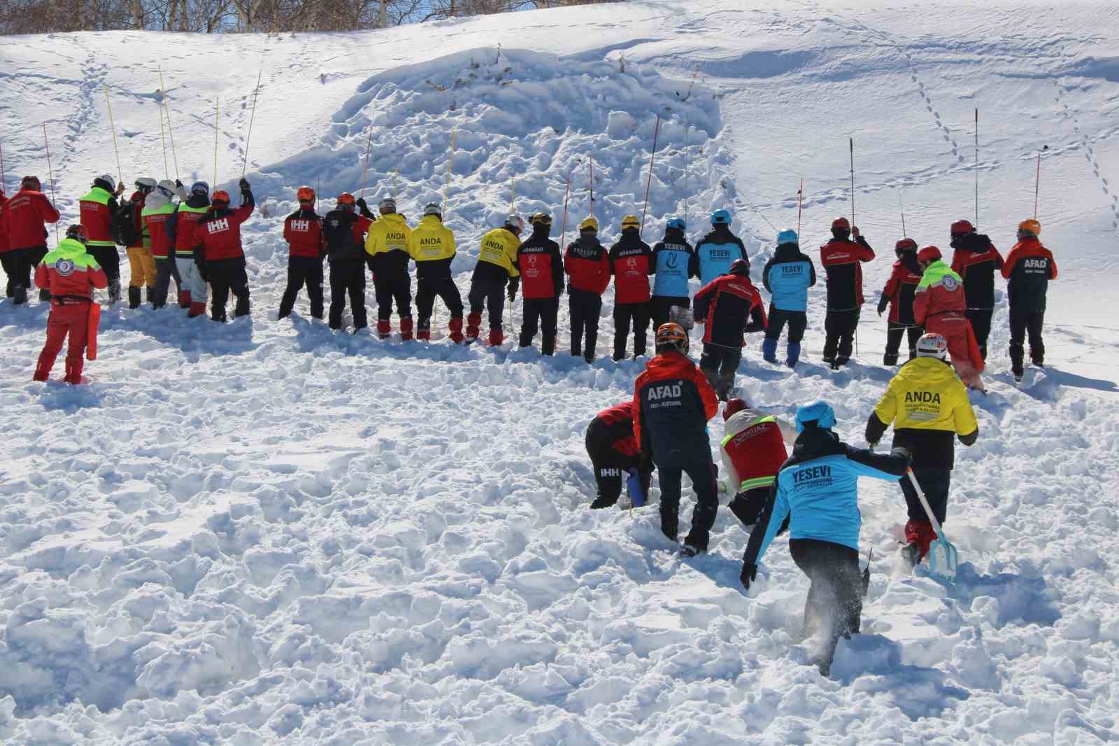 Erciyes’te gerçeği aratmayan çığ tatbikatı
?v=1