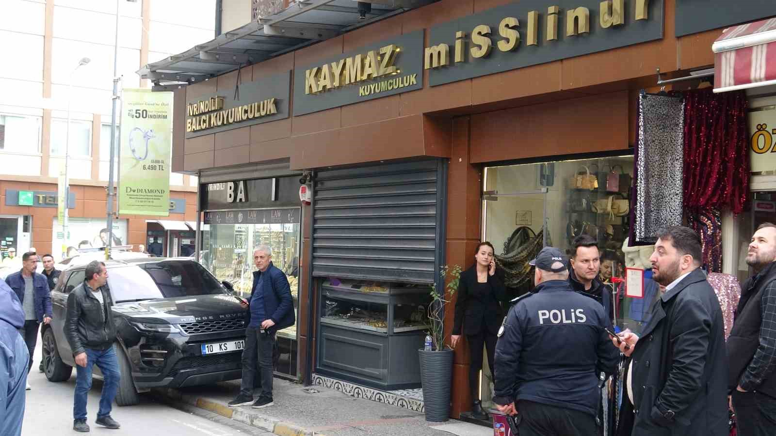 Balıkesir’de silahlı ve maskeli soygun
?v=1