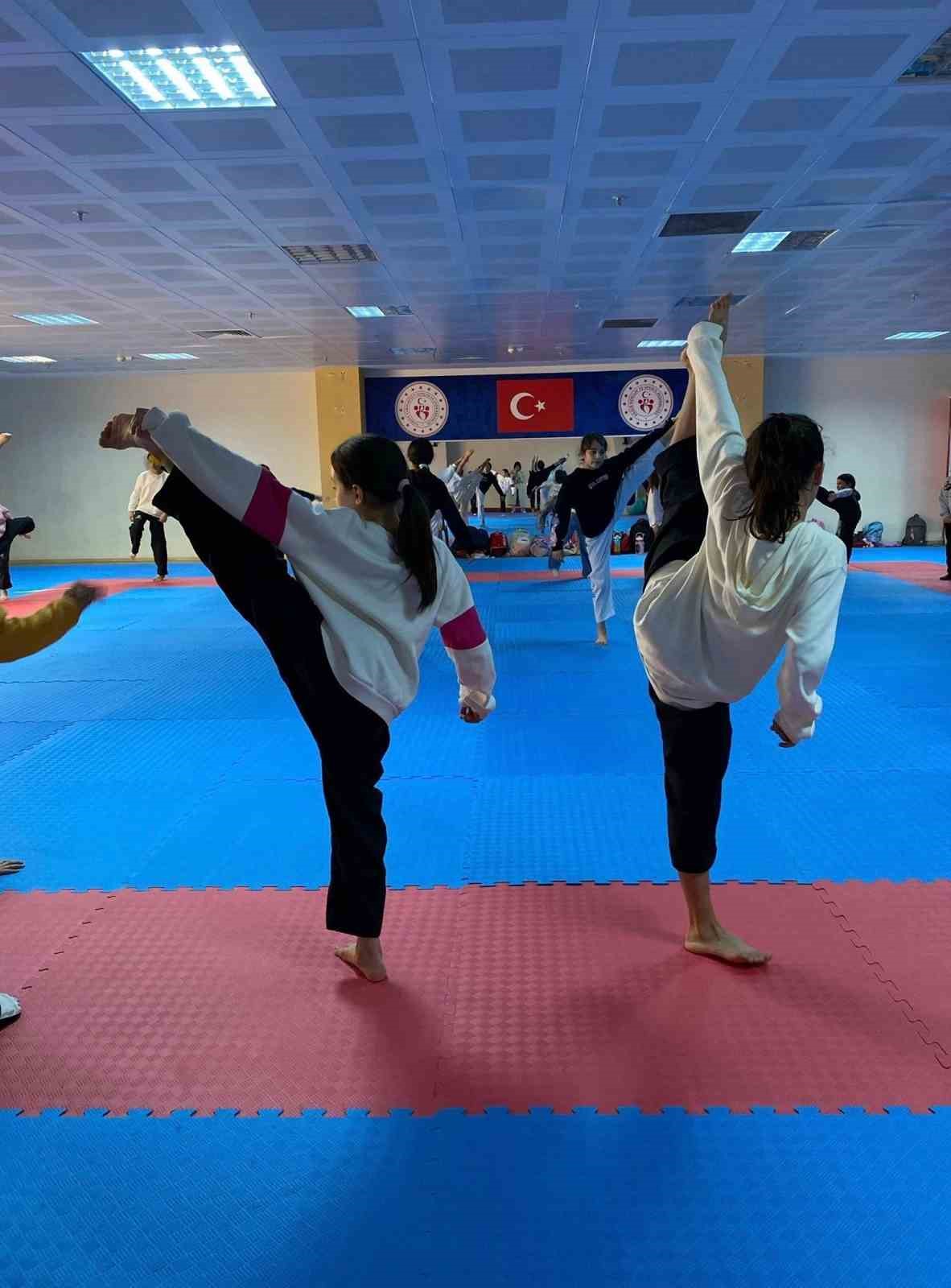 Sevgi evlerinin çocukları taekwondo yaptı
?v=1