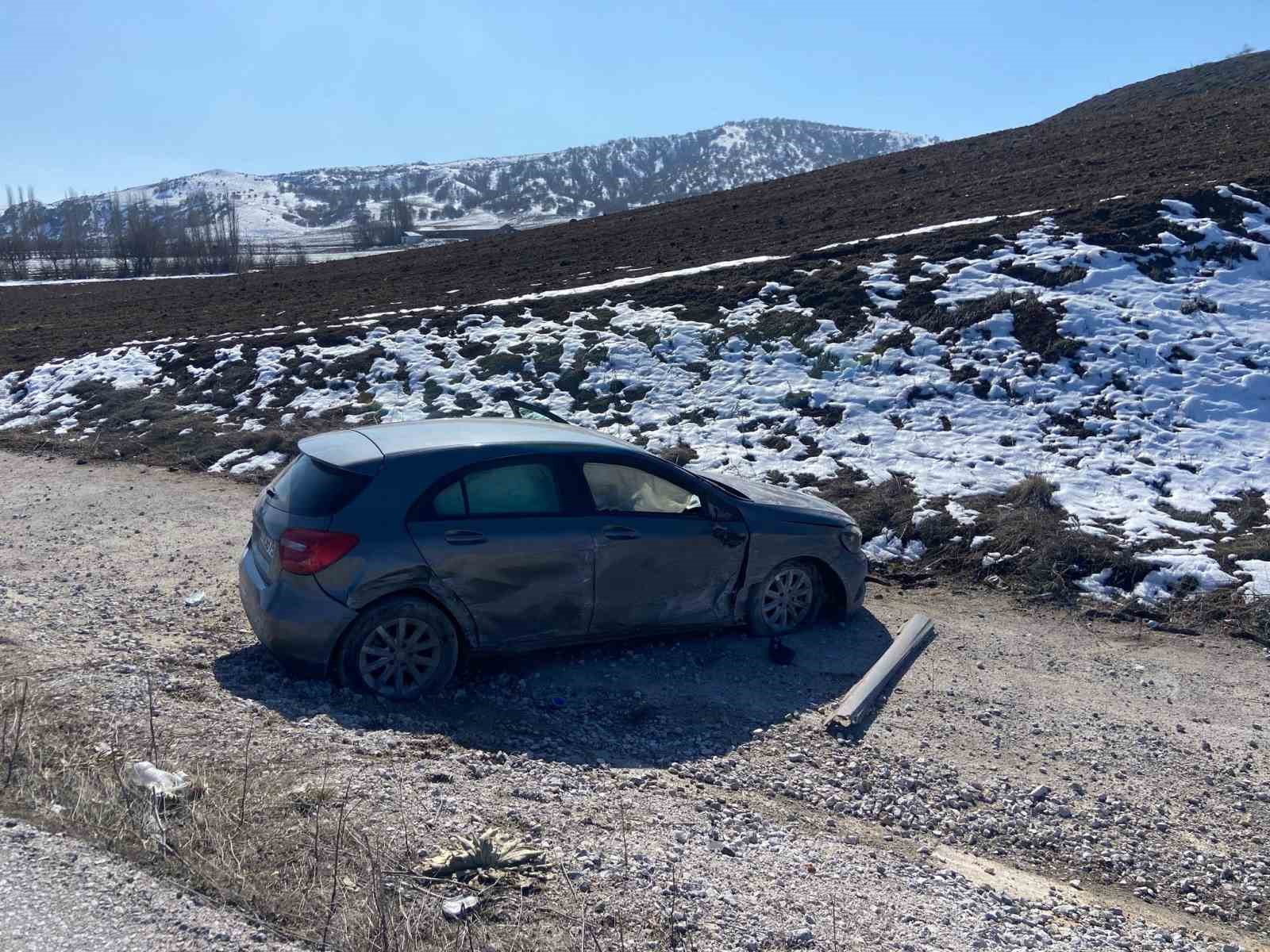 Virajı alamayan otomobil tarlaya uçtu: 1 yaralı
?v=1