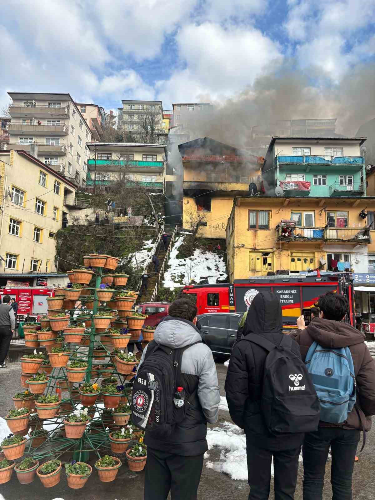 Zonguldak’ta iki katlı binada korkutan yangın
?v=1