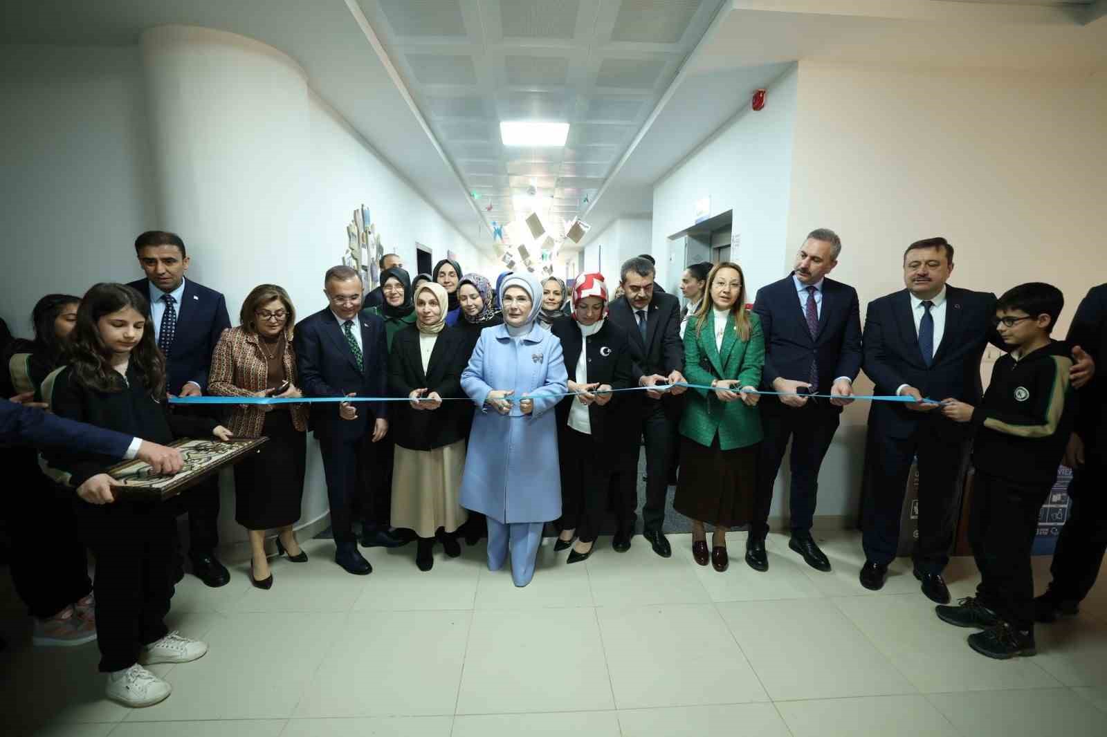 Emine Erdoğan, Gaziantep’te Karakuyu Ortaokulu’ndaki kütüphanenin açılışına katıldı
?v=1