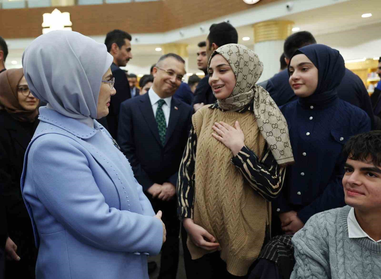 Emine Erdoğan, Gaziantep’te Şahinbey Millet Kütüphanesini ziyaret etti
?v=1