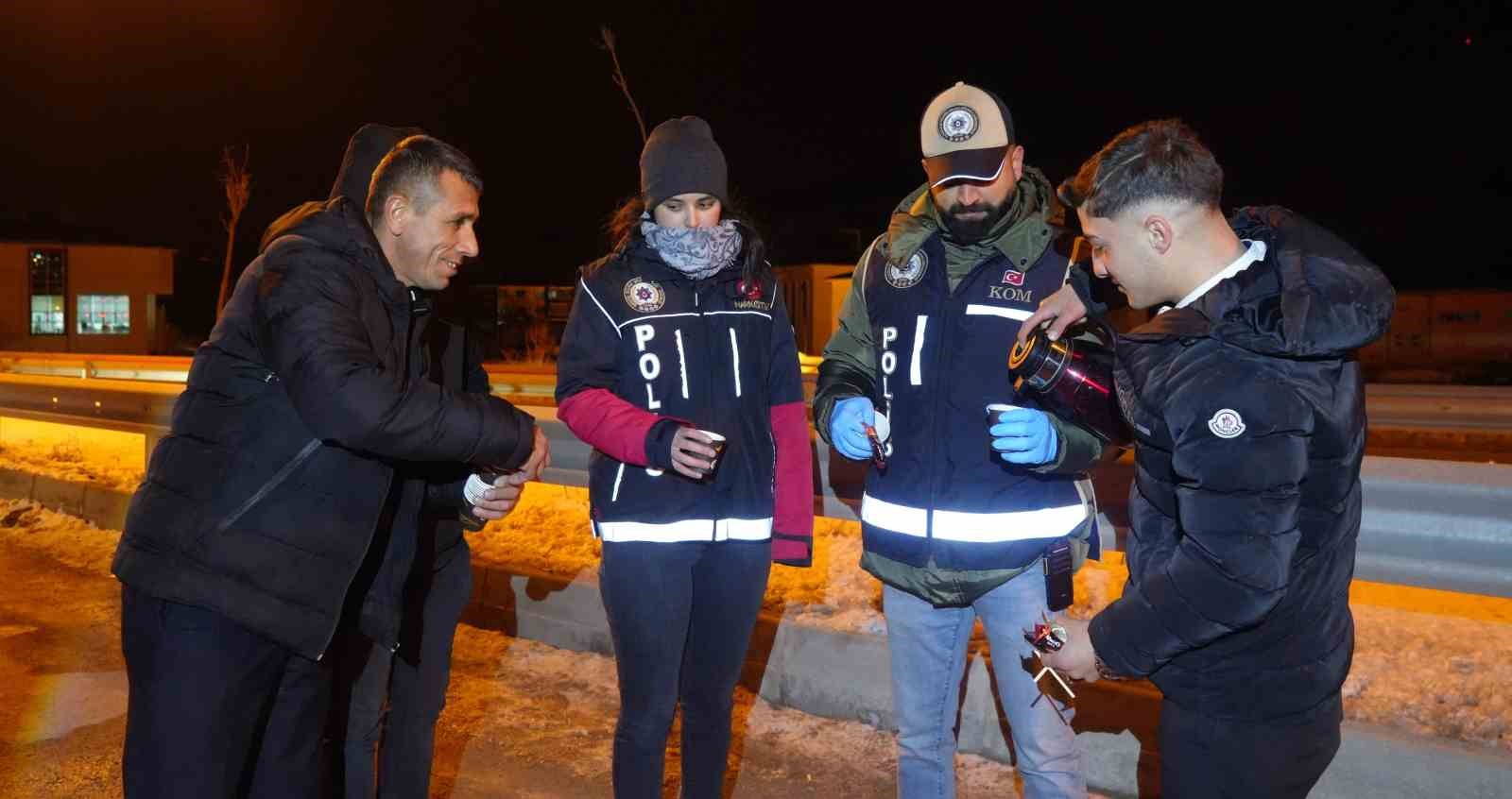 Soğuk gecede Bayburt polisinden sıcak jest
?v=1