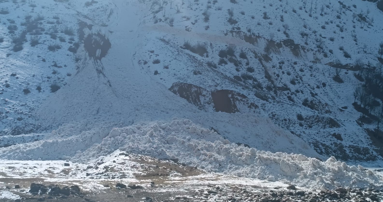 Hakkari’de köy yoluna düşen çığ temizlendi
?v=1