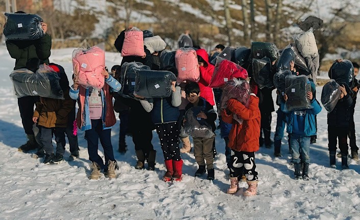 Yüksekova’da çocuklara mont ve ayakkabı yardımı yapıldı
?v=1