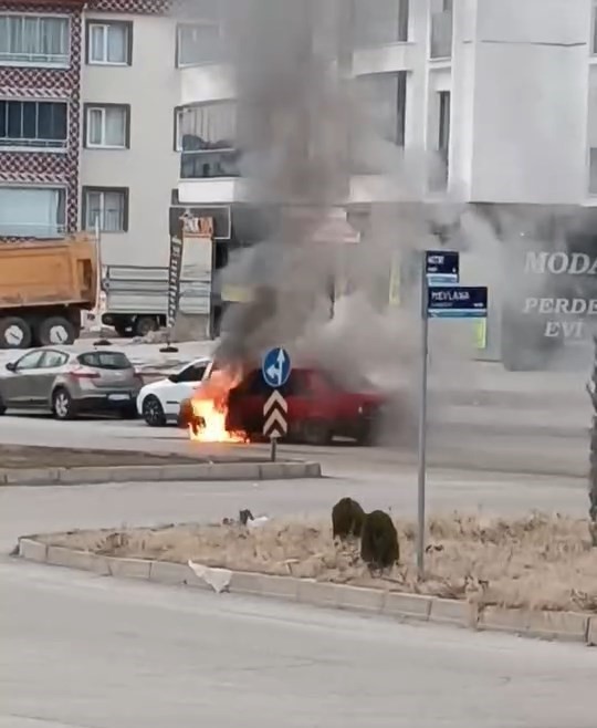 Elazığ’da Fiat Tofaş araç alev alev yandı
?v=1