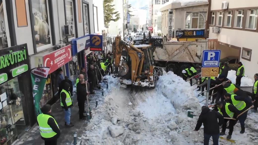 Artvin’de cadde ve sokaklarda imece usulü kar temizliği
?v=1