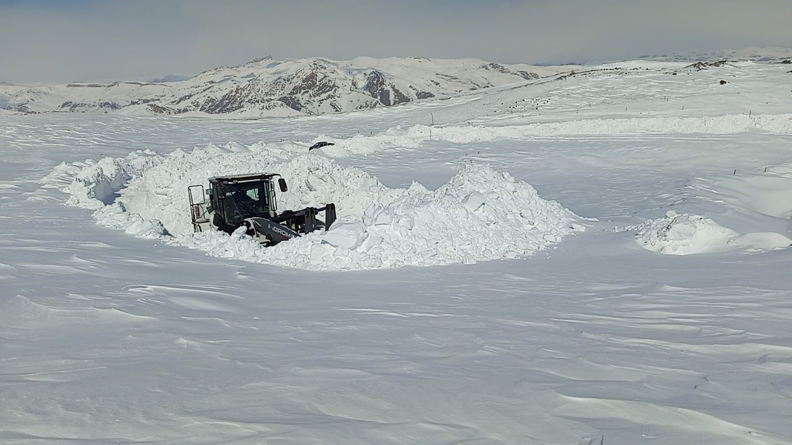 Hakkari’de 3 metreyi bulan karda yol açma çalışması
?v=1