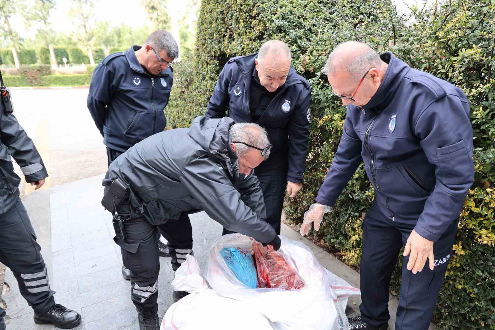 Antalya’da çuval içerisinde şehirlerarası otobüsle gönderilen 1,5 ton ciğer ele geçirildi
?v=1