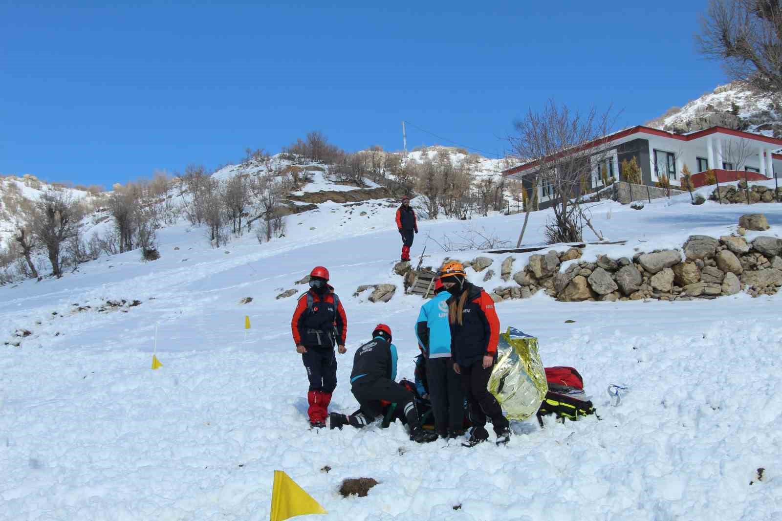 Şırnak’ta nefes kesen çığ tatbikatı
?v=1