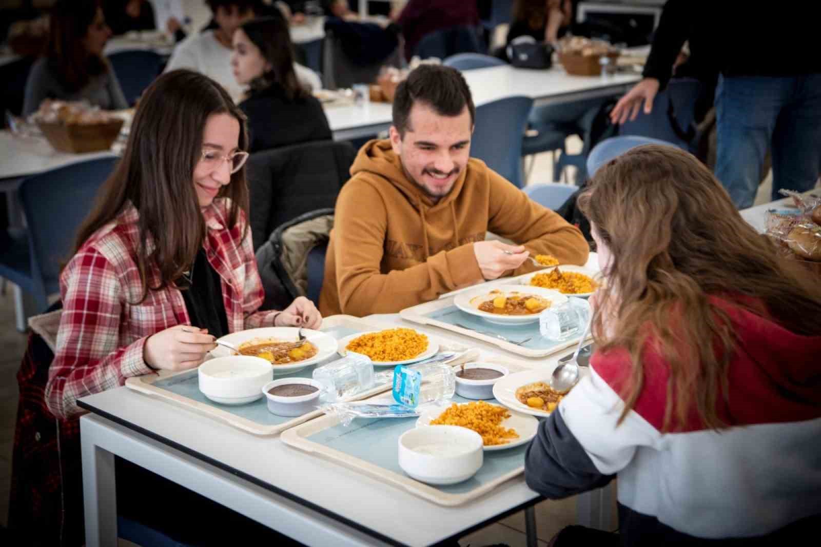 Anadolu Üniversitesi yemekhanesi Ramazan boyunca üç öğün yemek vermeye devam edecek
?v=1