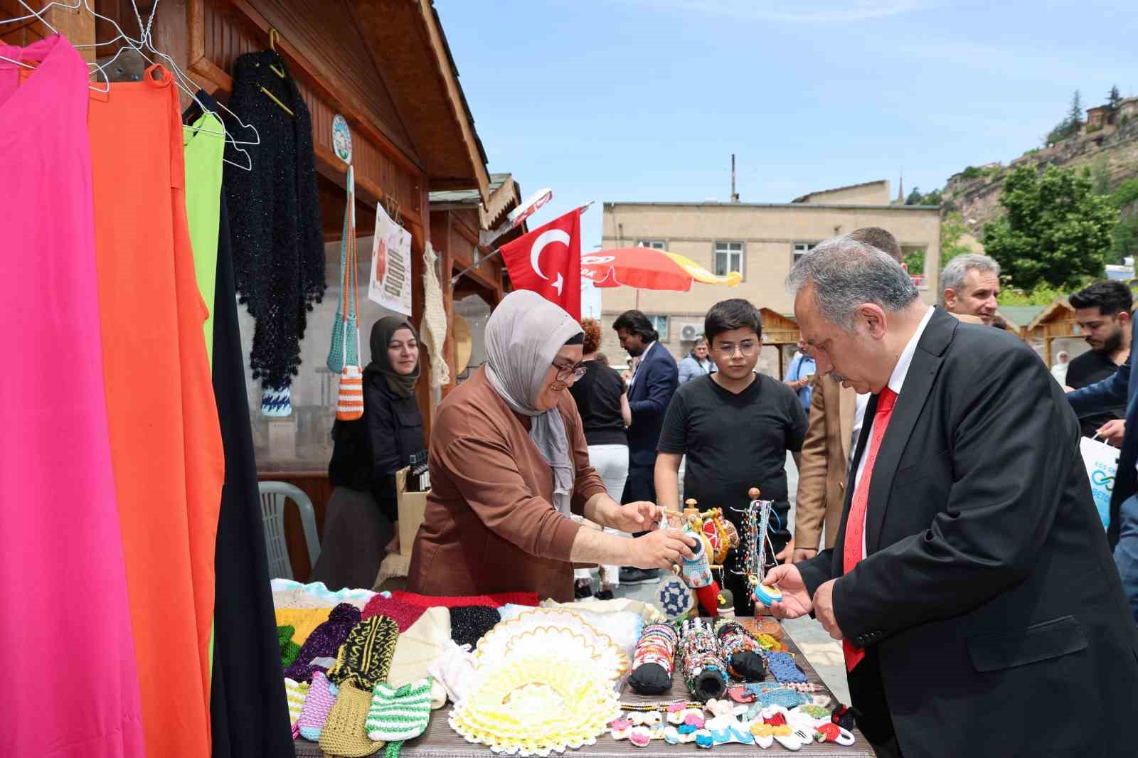 Talas’ta bu Pazar Ramazan’ın ilk Maharetli Eller’i
?v=1