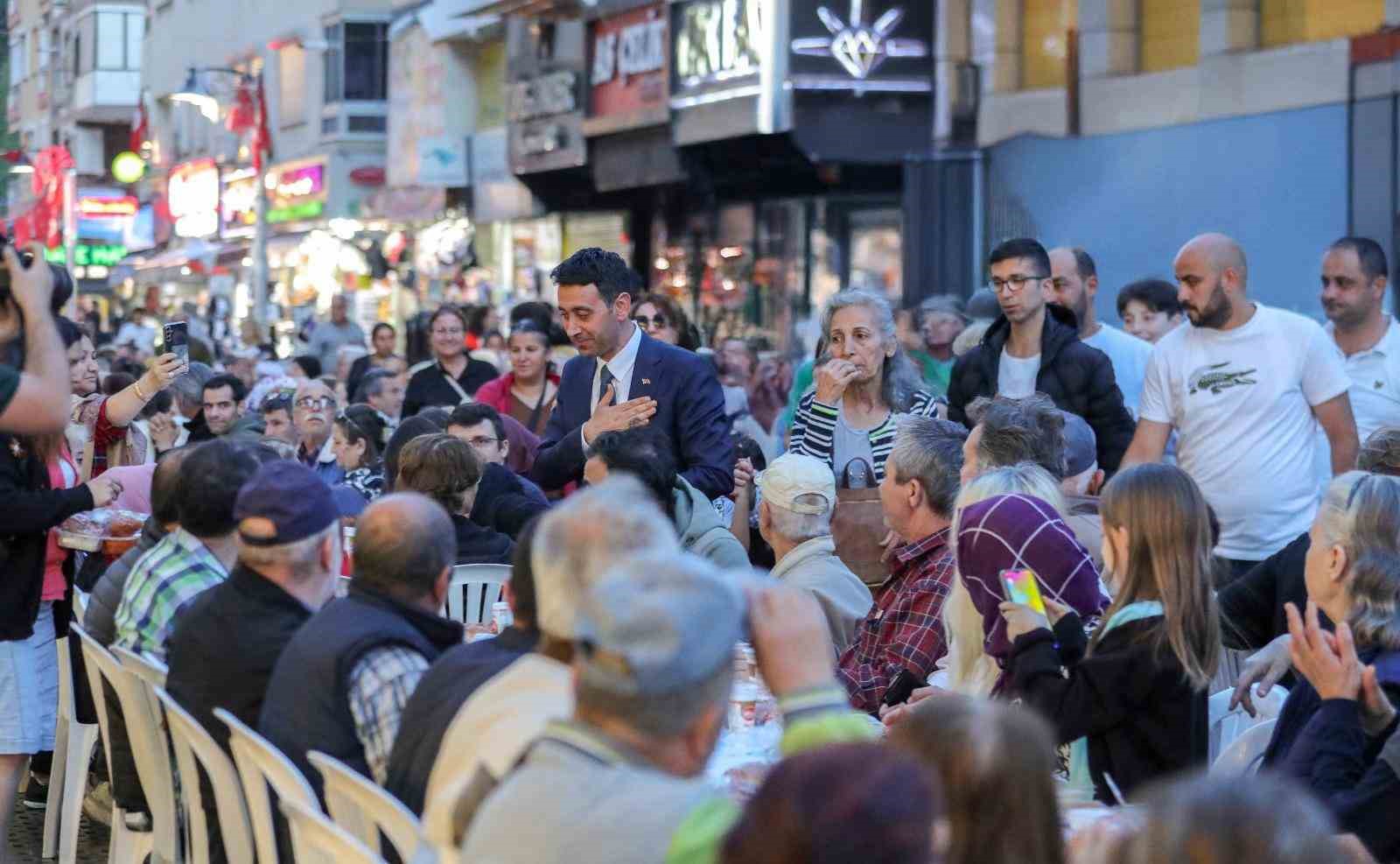 Bayraklı’da vatandaşlar belediyenin iftar sofralarında buluşacak
?v=1