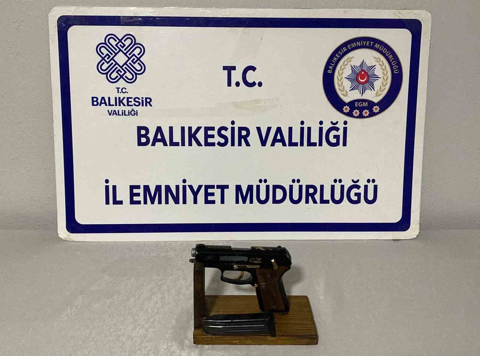 Balıkesir’de CHP aracına silahlı saldırı: Olayin faili B.Ç., saldırıda kullandığı ruhsatsız tabancayla yakalanarak gözaltına alındı
?v=1