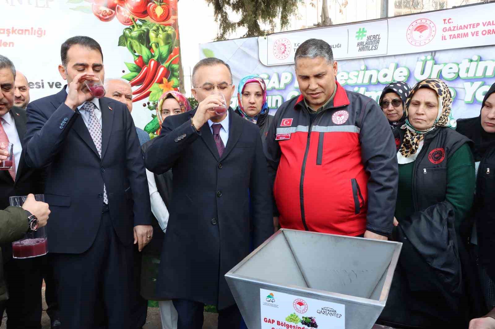 Gaziantep’te çiftçilere üzüm sıkma makinesi dağıtıldı
?v=1