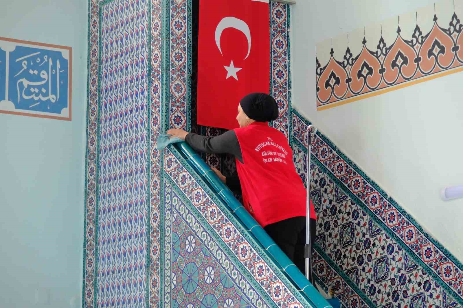 Kuyucak Belediyesi Ramazan öncesi camilerde temizlik çalışması yaptı
?v=1