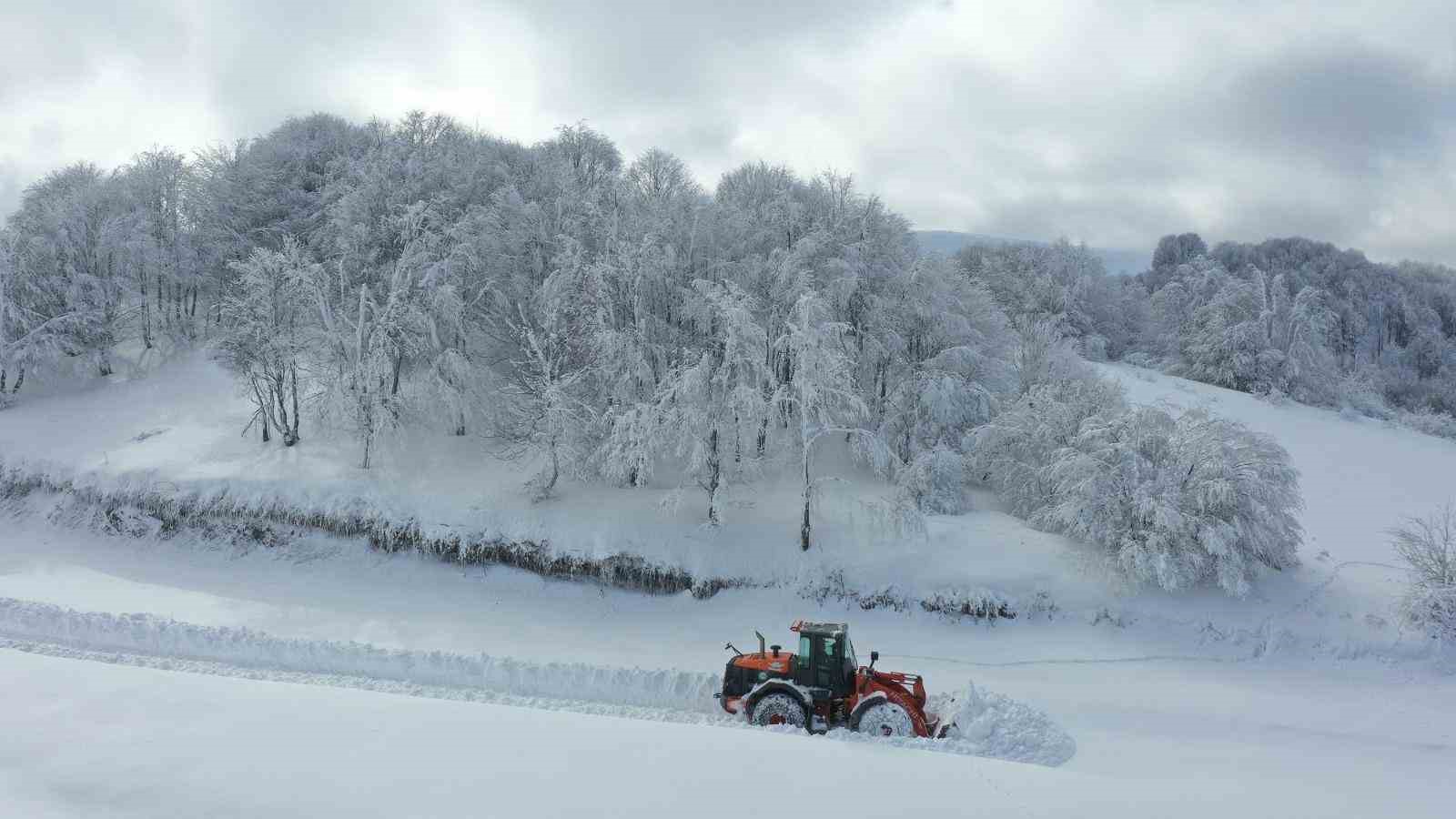 OBB, karla mücadelede 10 günde 42 bin 826 kilometre yolu ulaşıma açtı
?v=1