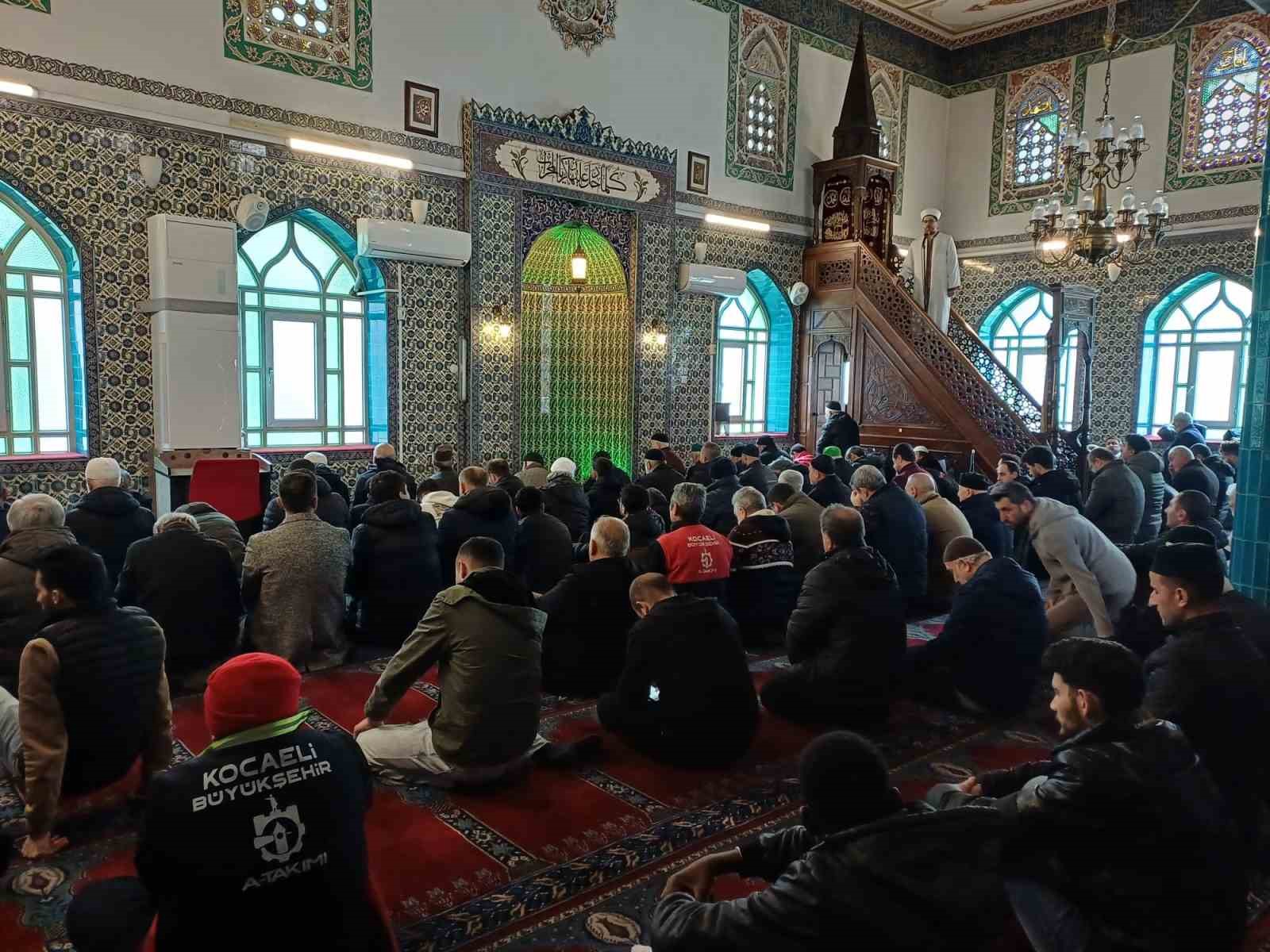 Yangında zarar gören cami yeniden ibadete açıldı
?v=1