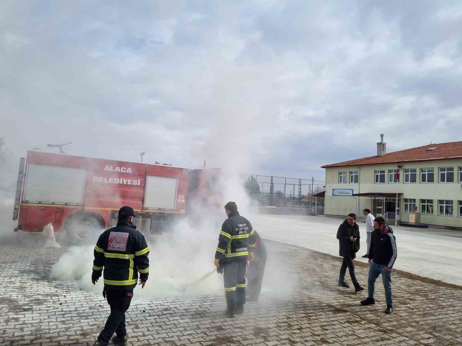 Alaca Belediyesi’nden öğrencilere yangın eğitimi
?v=1