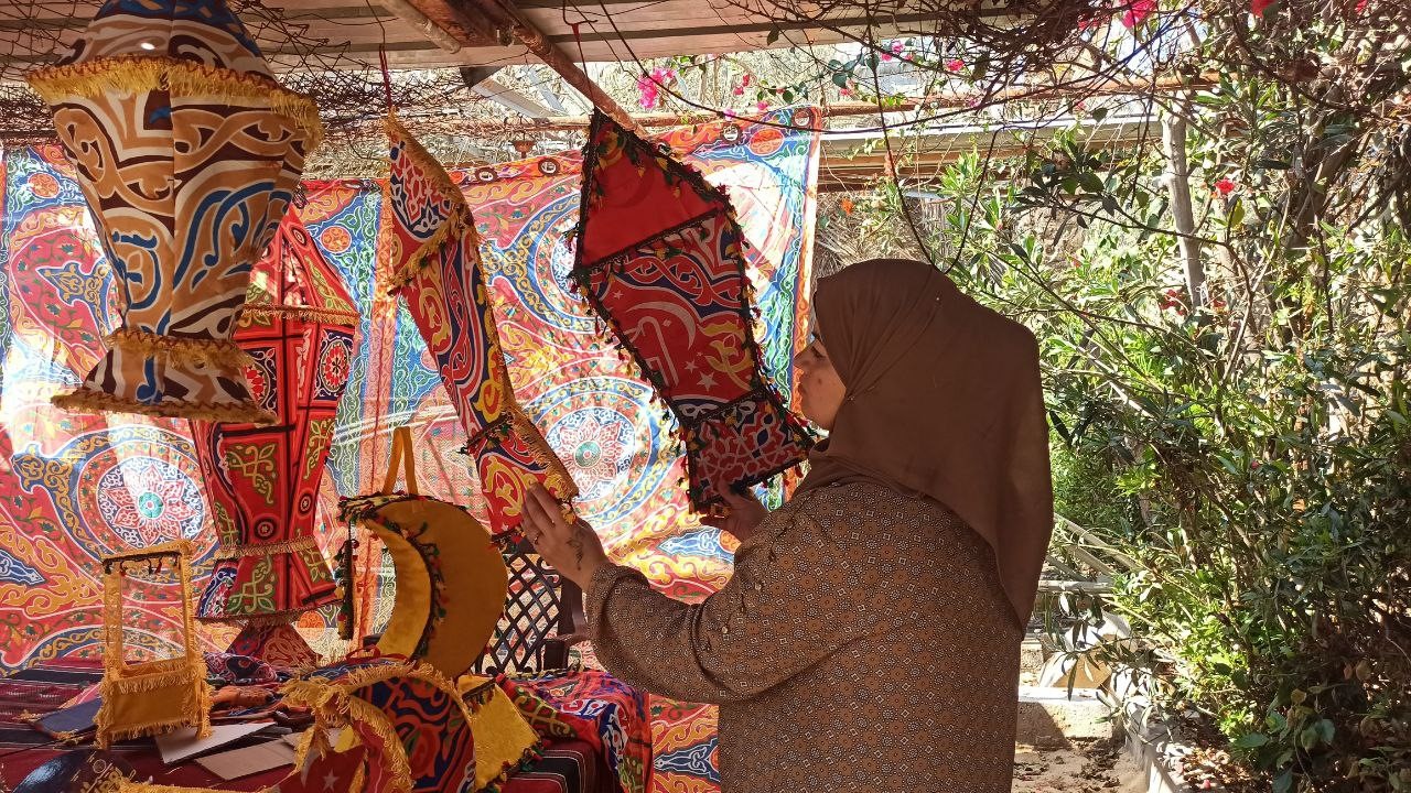 Gazzeli kadın yardım kutularından Ramazan feneri yapıyor
?v=1