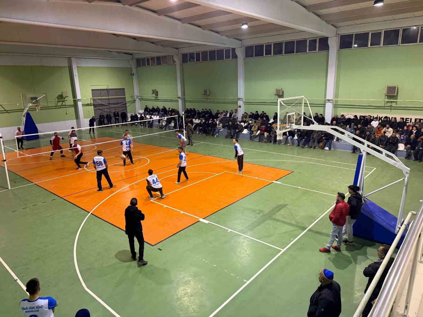 Beylikova Kaymakamlığı Kurumlar Arası Voleybol takımları şampiyonluk için hazırlanıyor
?v=1