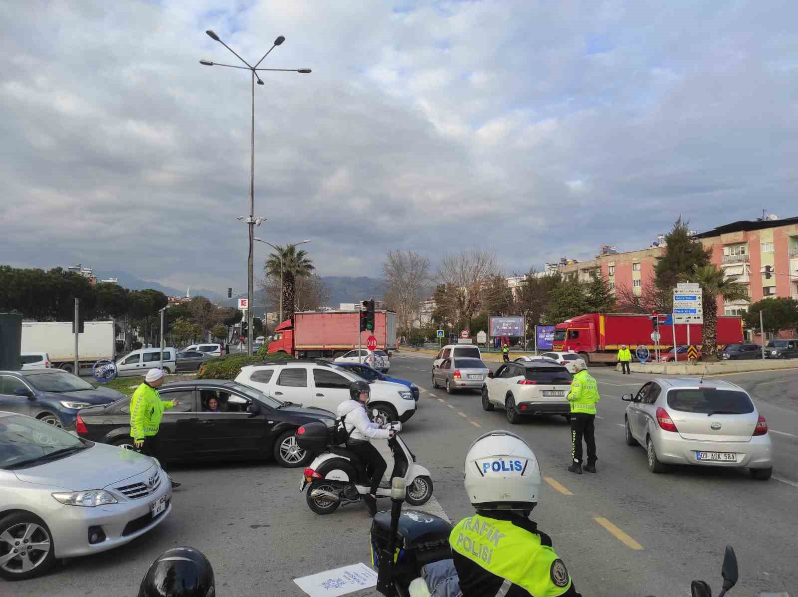 Otoyoldaki çalışma nedeniyle trafik durma noktasına geldi
?v=1