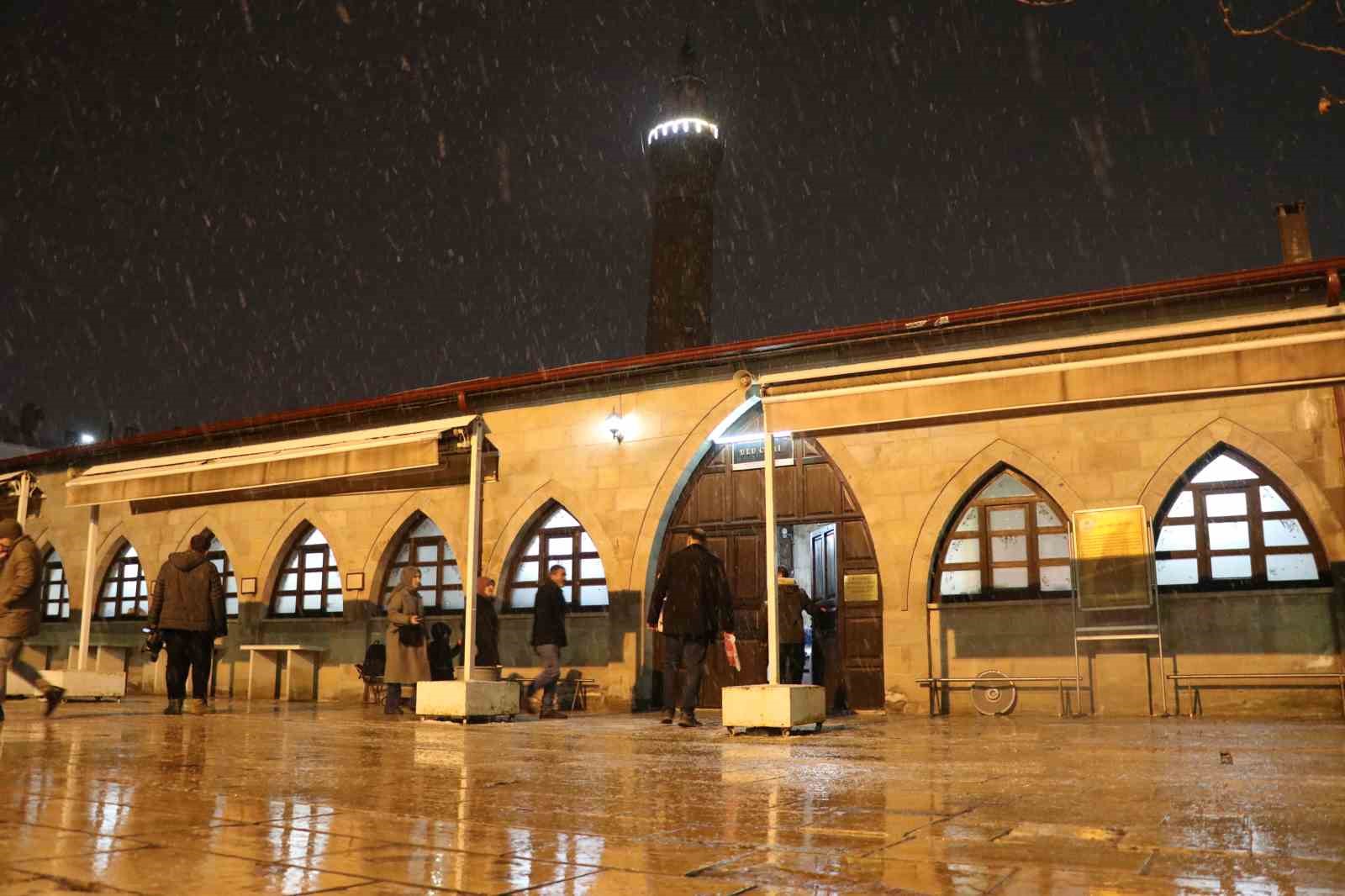 Sivas Ulu Camii’nde ilk teravih namazı kılındı
?v=1