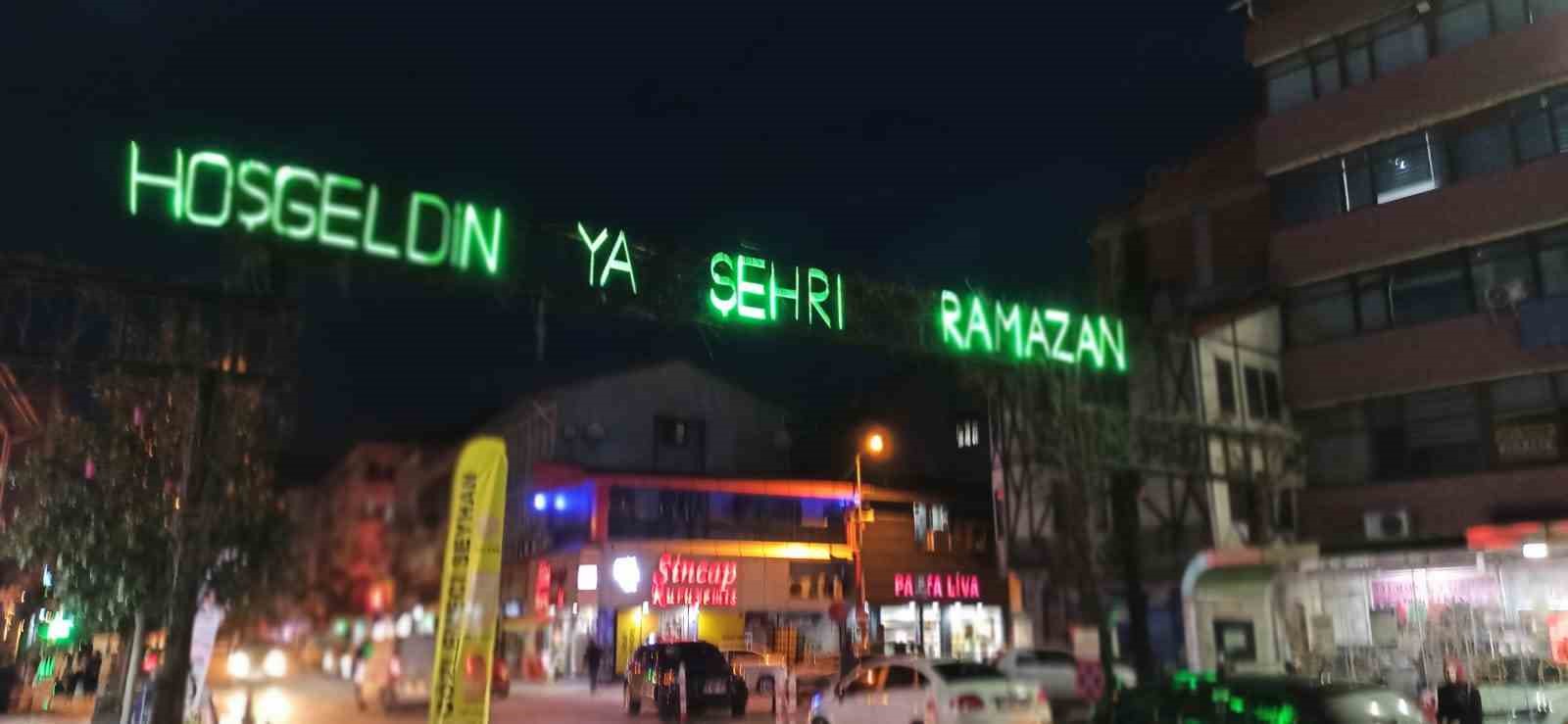 Devrek’te Ramazan ayının süslemelerinden olan mahyalar yandı
?v=1