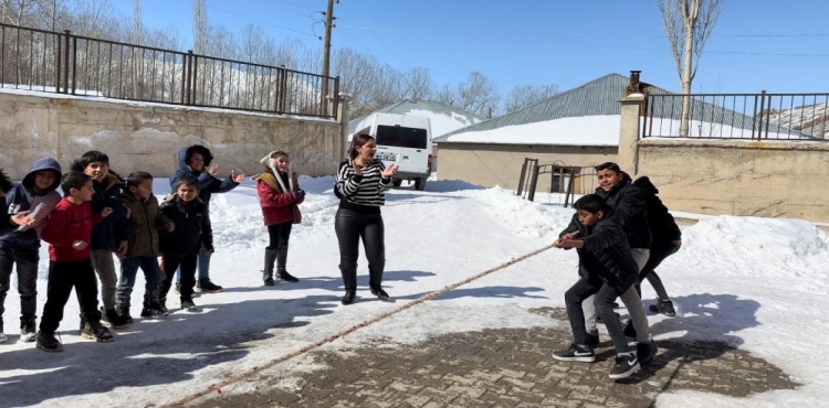 Yüksekova’da eğitime renkli dokunuş?v=1