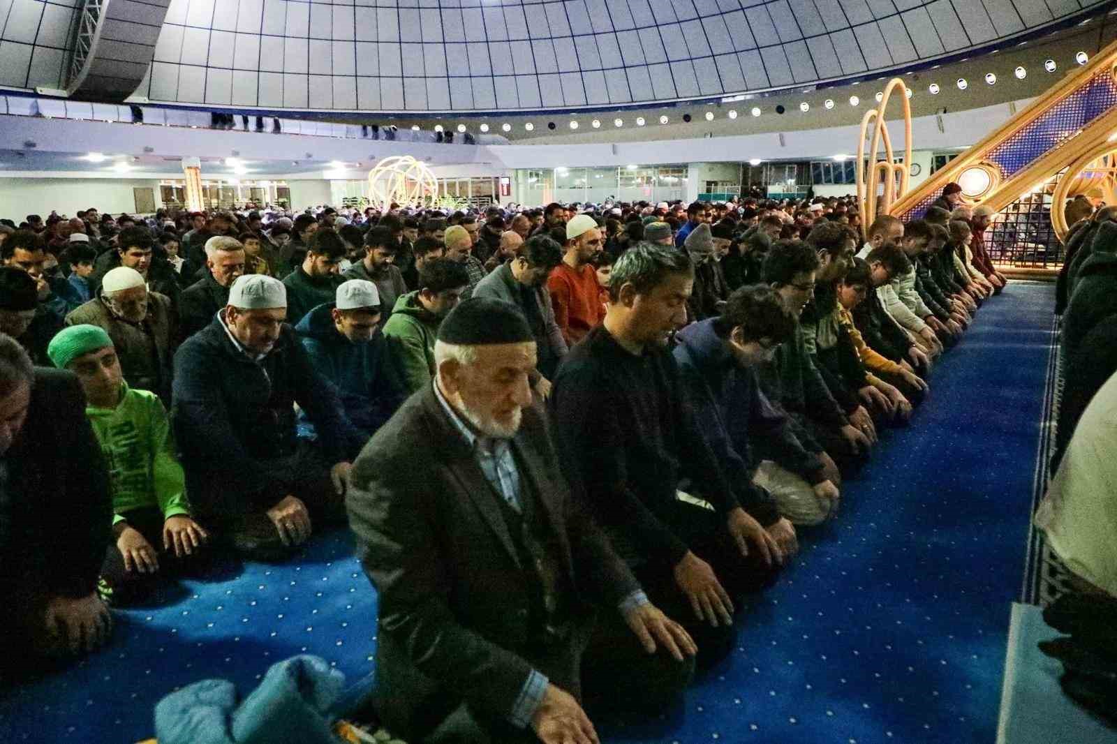 Erzincan’da ilk teravih namazı kılındı
?v=1