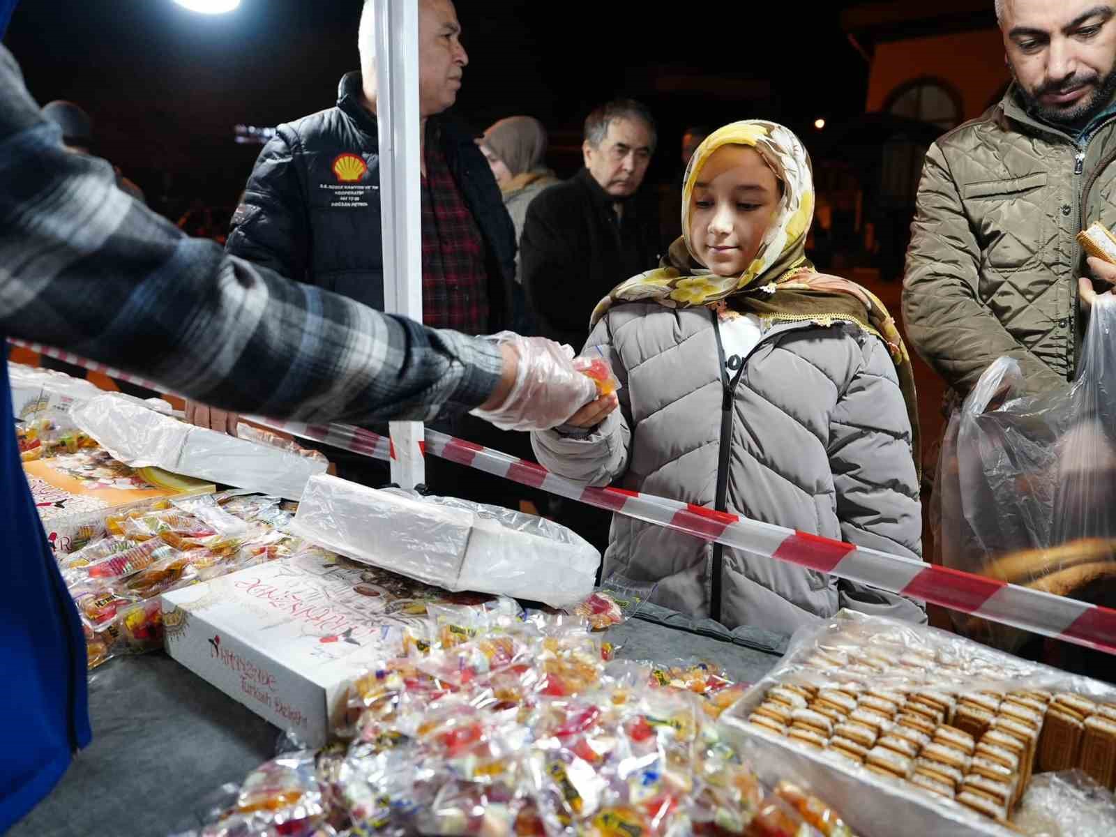 İlk teravihte Düzce Belediyesi yalnız bırakmadı
?v=1