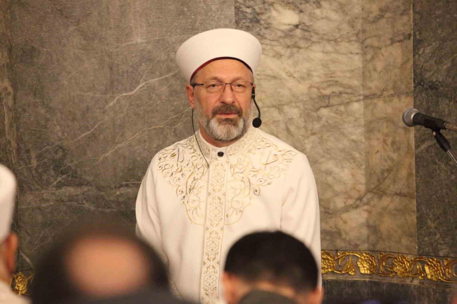 Diyanet İşleri Başkanı Erbaş Konya’da ilk teravih namazını kıldırdı
?v=1