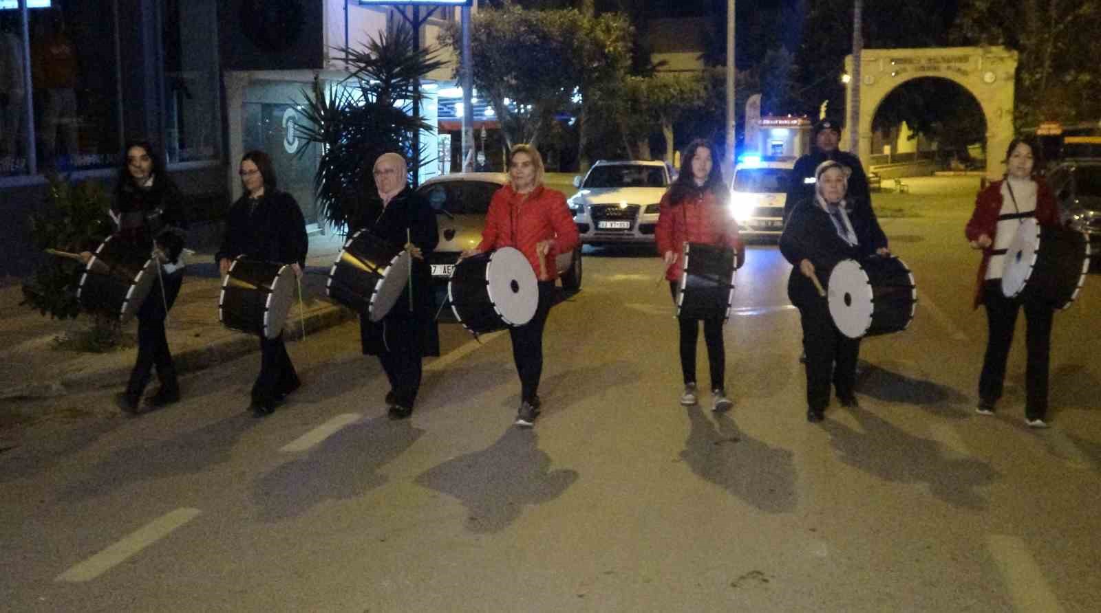 Mersin’de kadın davulcular vatandaşları manilerle sahura uyandırdı
?v=1