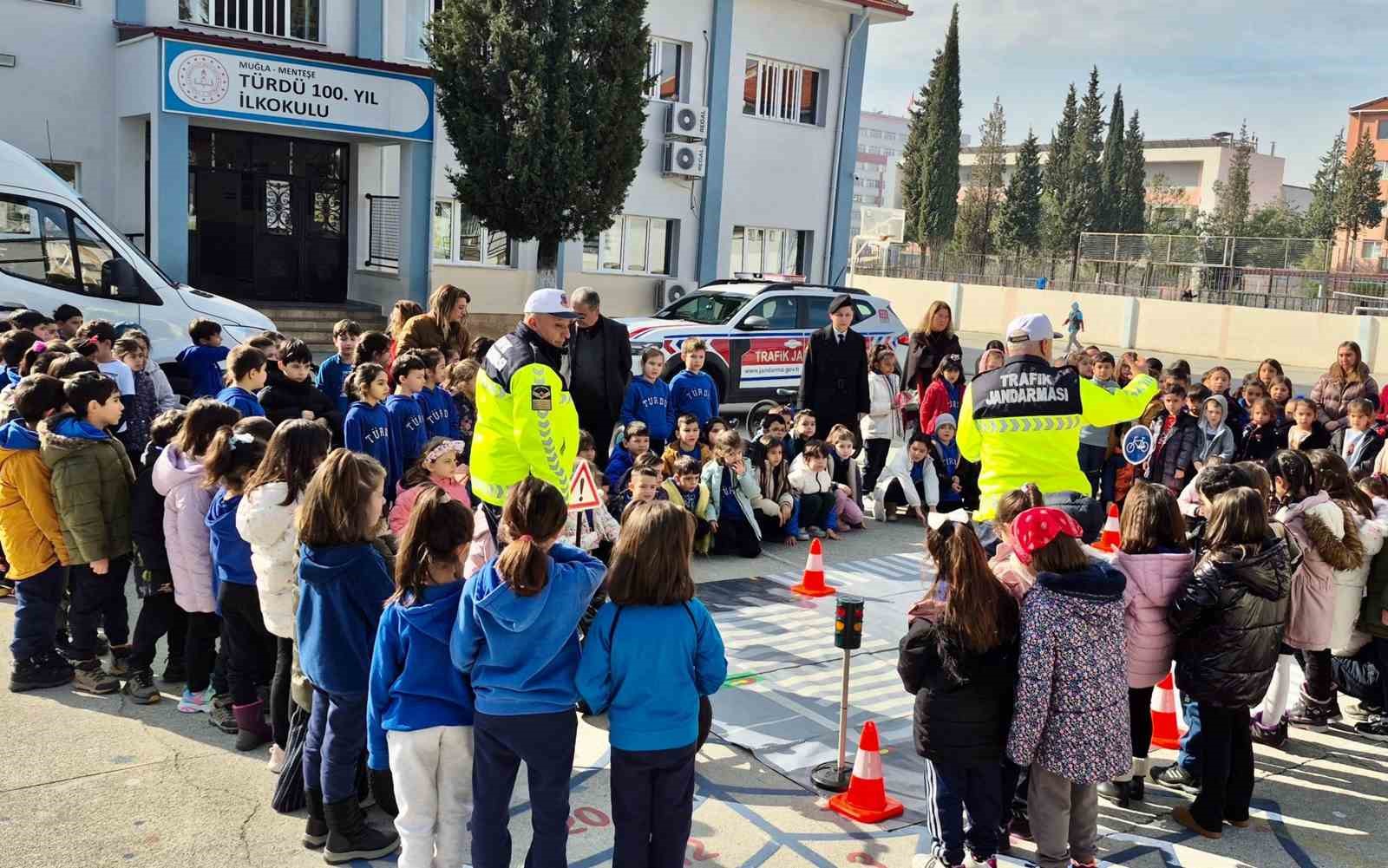 Trafik jandarmasından öğrencilere eğitim
?v=1