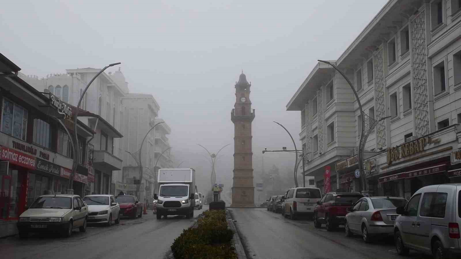 Yozgat’ta yoğun sis etkili oldu, görüş mesafesi düştü
?v=1