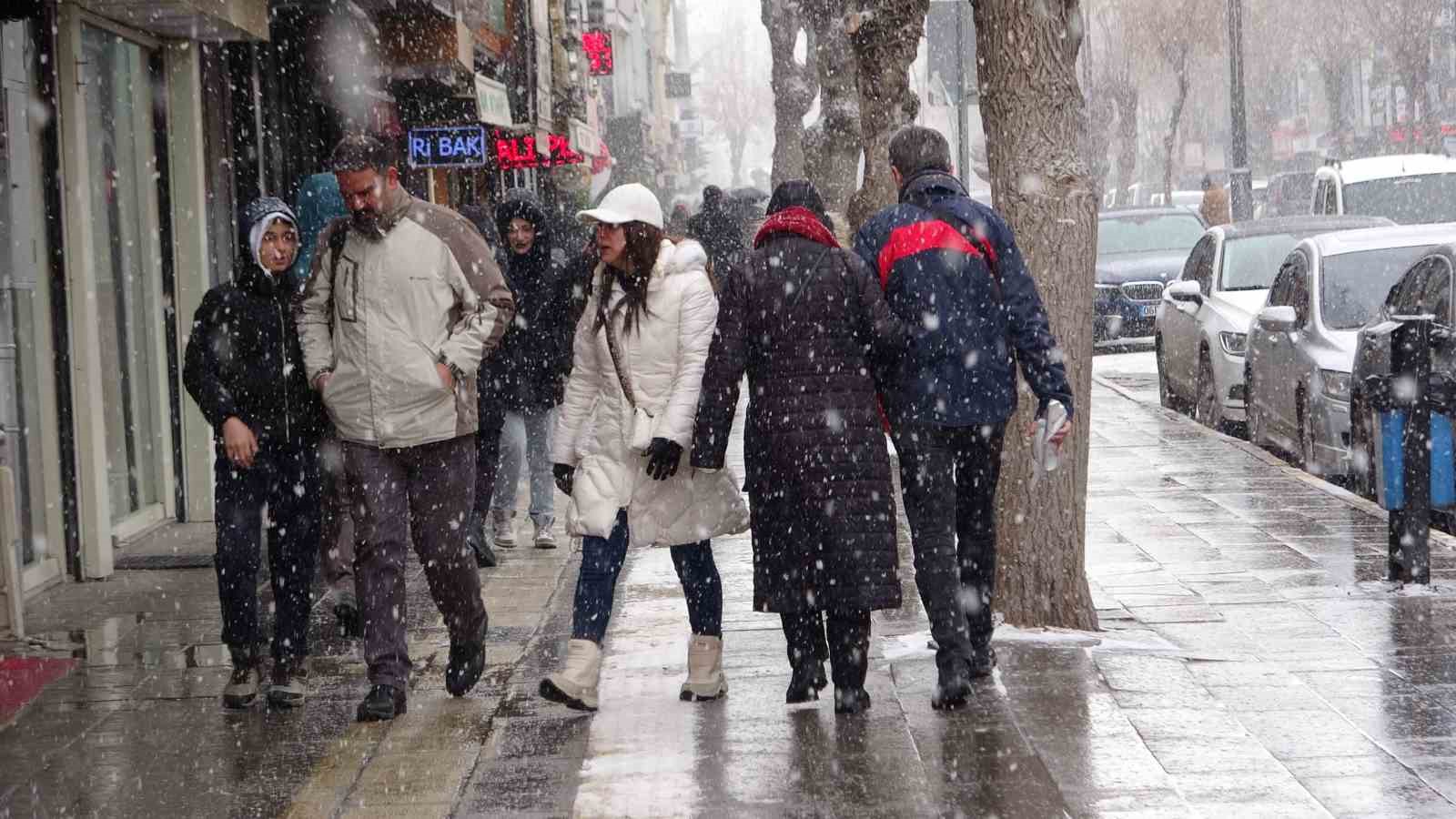 Van’da kar yağışı hayatı olumsuz etkiledi
?v=1