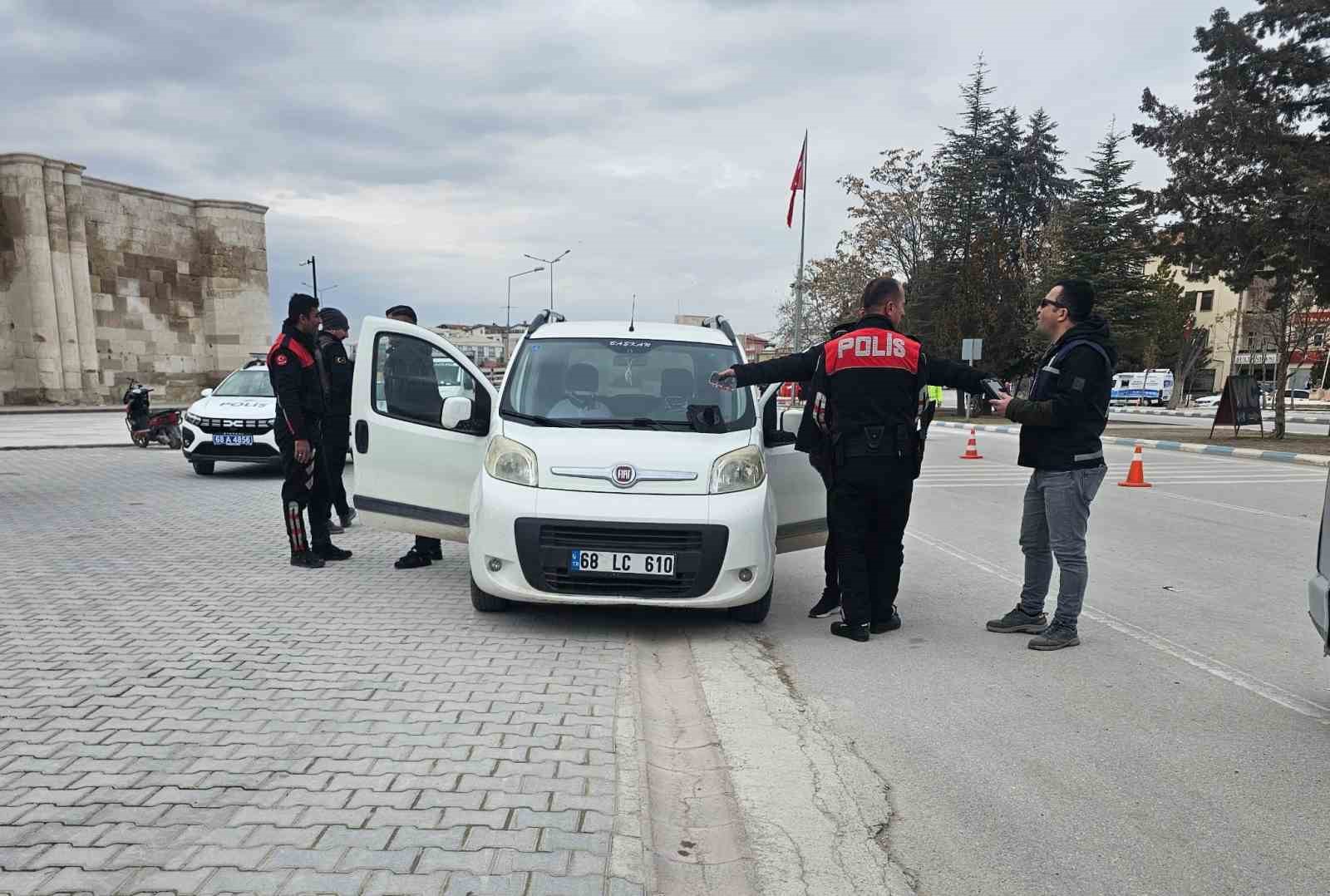 Sultanhanı’nda polisten uzun namlulu silahlarla ‘şok’ uygulama
?v=1