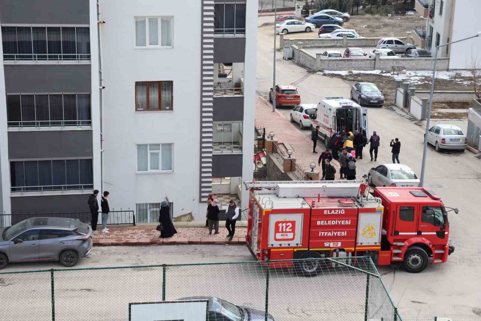 Elazığ’da otomobil apartman boşluna uçtu: 1 yaralı
?v=1