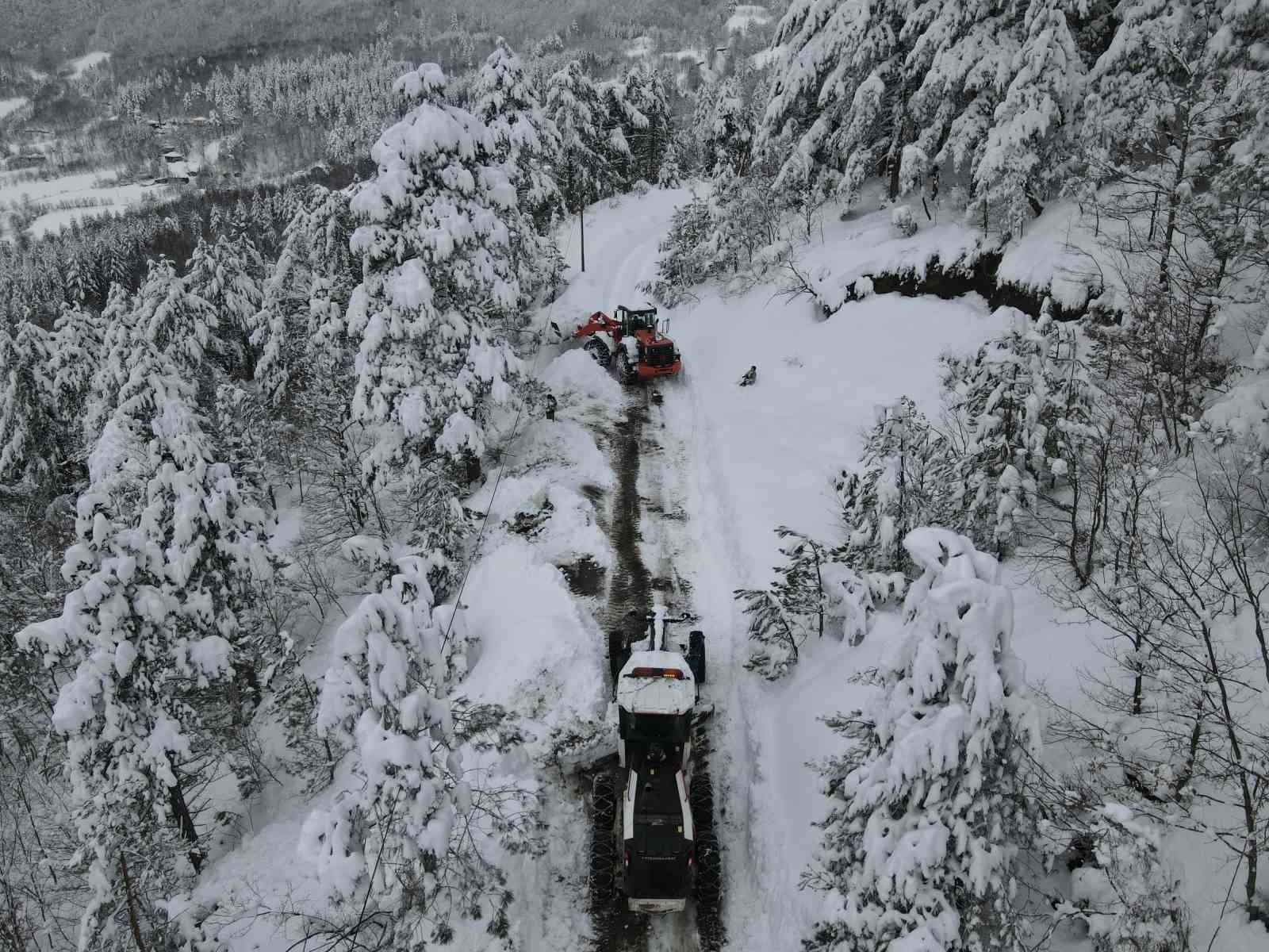 Kastamonu’da kapanan köy yollarında yoğun mesai: 30 bin kilometre yol ağını ulaşıma açıldı
?v=1