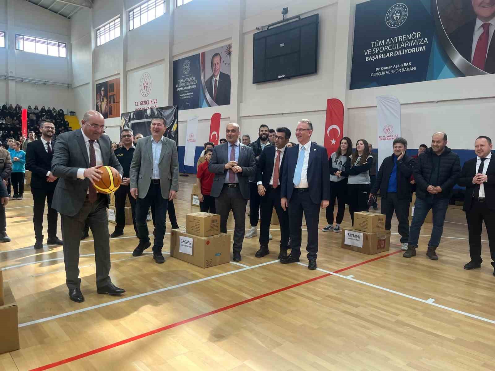 Tavşanlı’da 32 okula spor malzemesi desteği
?v=1