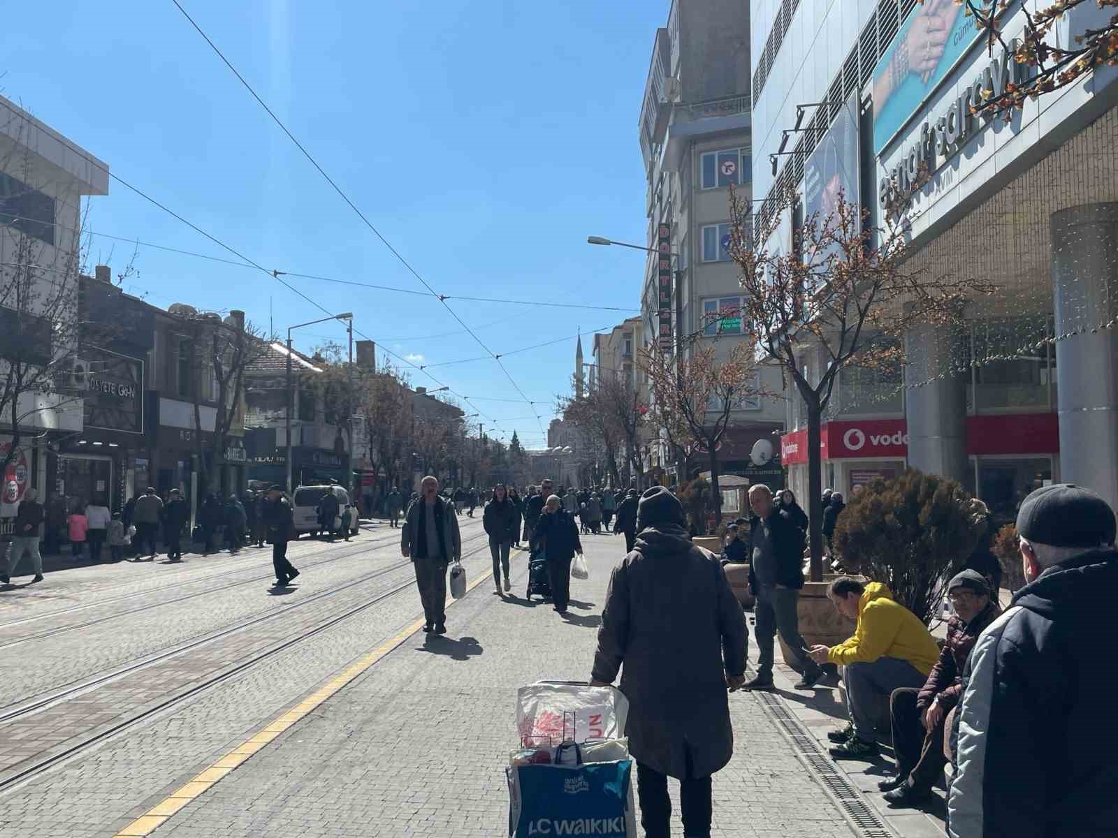 Güneşli havanın etkisiyle vatandaşlar kent merkezinde yoğunluk oluşturdu
?v=1