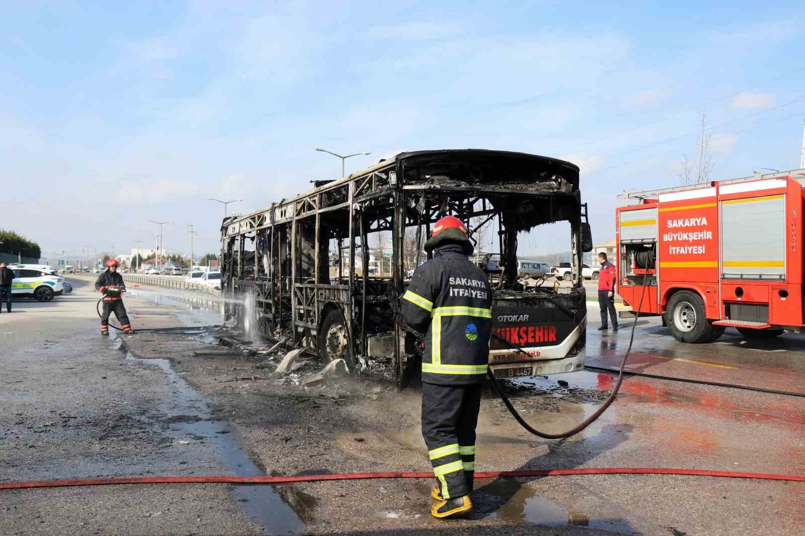 Sakarya’da otobüs alev topuna döndü: Gökyüzünü kara duman kapladı
?v=1