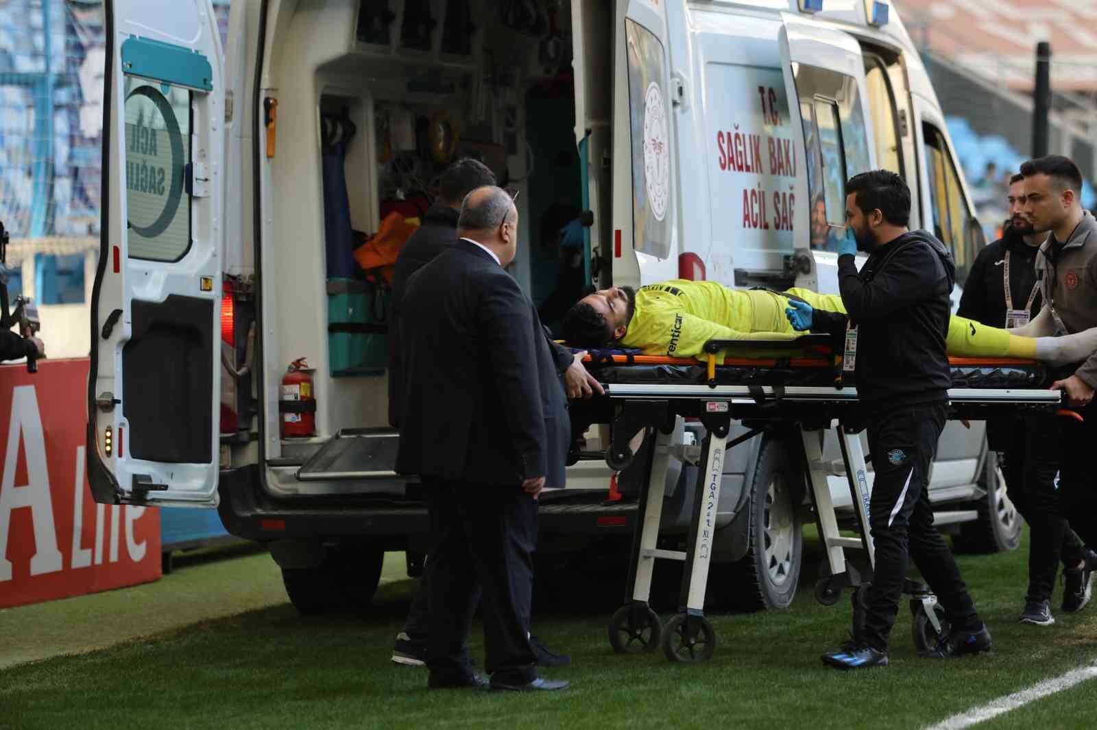 Ensesine darbe alan kaleci Vedat ambulansla hastaneye kaldırıldı
?v=1