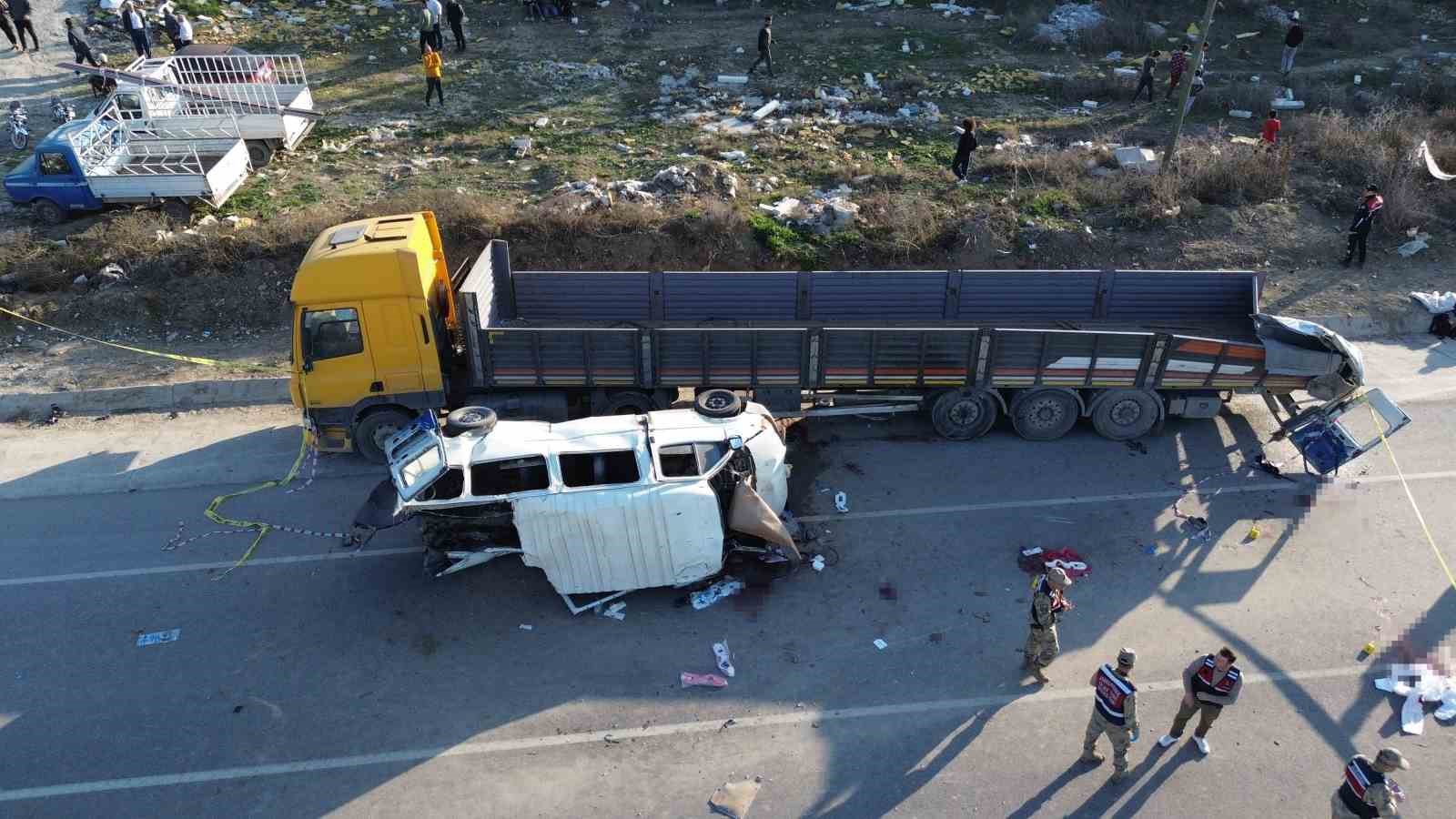 Hatay’da 6 kişinin hayatını kaybettiği kaza yeri havadan görüntülendi
?v=1